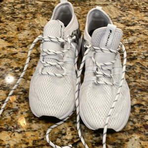 LIKe NEW Fablets athletic shoes.  White women’s size 8.